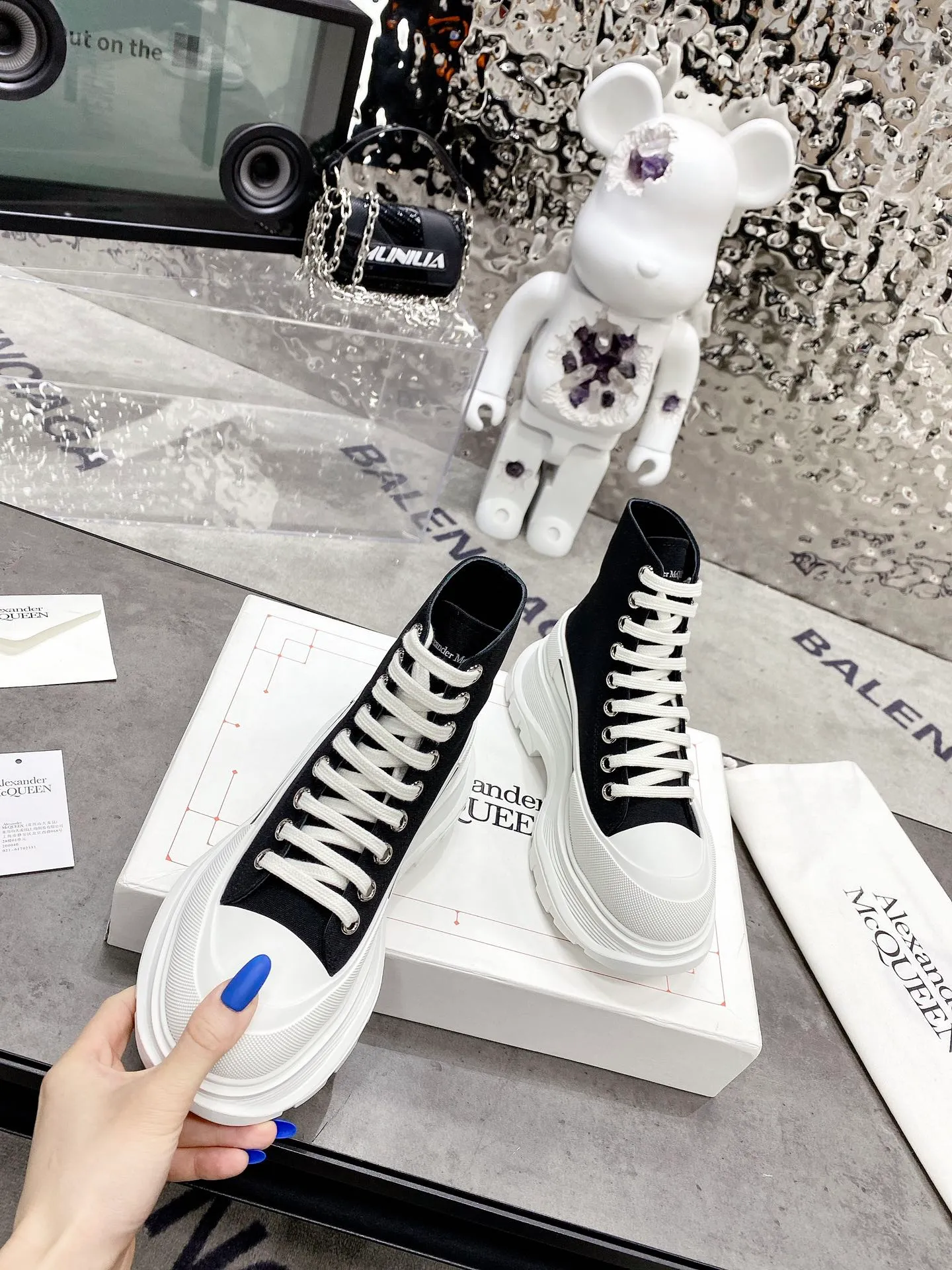 👟👟Ex-factory price 520👟👟 Women's shoes, women's clothing 🇨🇳Top version🇨🇳Alexander McQueen's new couple shoes! I really love this McQueen shoe❤ The dark series is so cool! It looks really good on the feet 😍 There is a combination version of Balenciaga and Converse that looks so cool together. The upper is made of original space Monica cloth customized in Mexico and has a warm and moist color. The inner padding is made of silk sheepskin imported from Italy. Full of flexibility! The round toe design allows the toes to be completely released and get rid of the original pressure of the shoes! The outsole adopts the original molded TU outsole. Super wear-resistant, the combination of several layers of outsole is complex. ⚠Look for our original development version and color. Size: Female 34-41 Male 38-46
